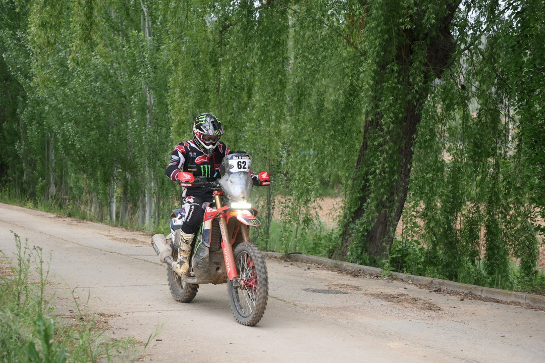 Tosha Schareina, el piloto oficial de Honda se adelanta en el ecuador de la Baja TT Cuenca