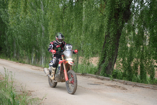 Tosha Schareina, el piloto oficial de Honda se adelanta en el ecuador de la Baja TT Cuenca